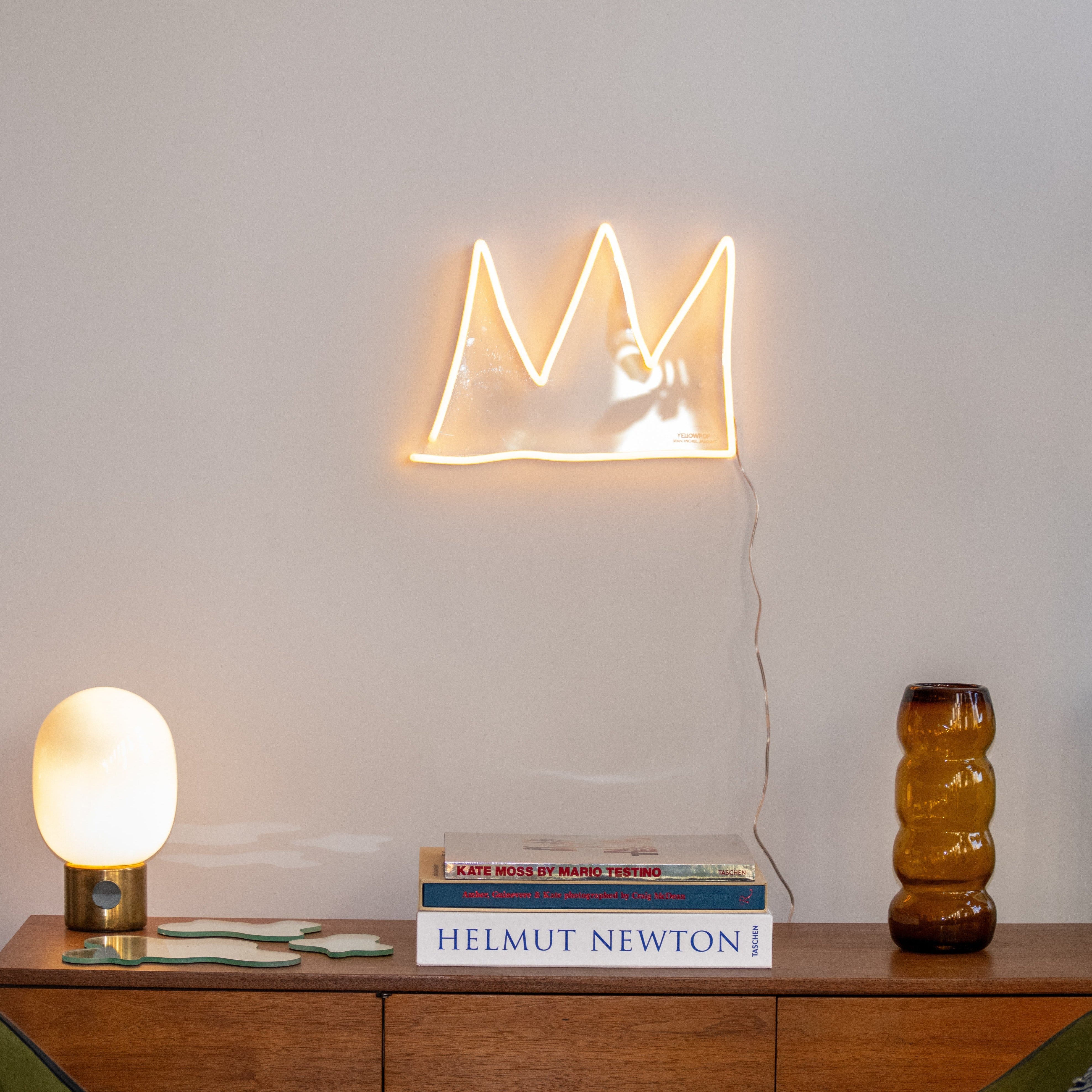 The Crown YP x Jean Michel Basquiat, signe en néon LED